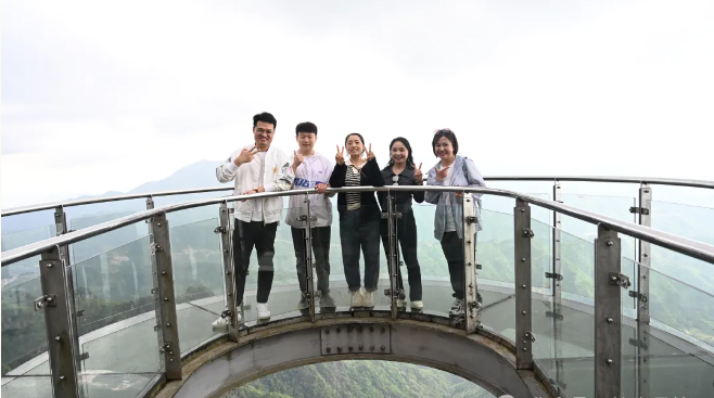 利来囯际风管销售中心员工在安徽明堂山景区照片